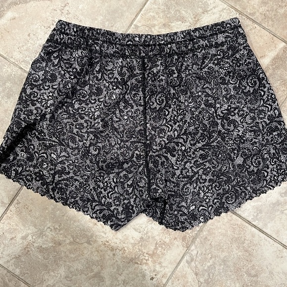 Patterned Lululemon running shorts - Picture 2 of 4